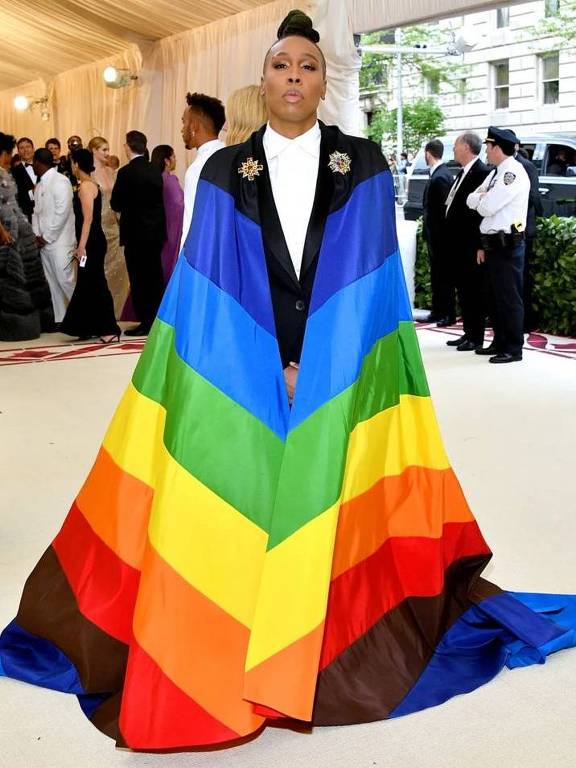 Lena Waithe com capa mostrando a bandeira LGBTQIA+.