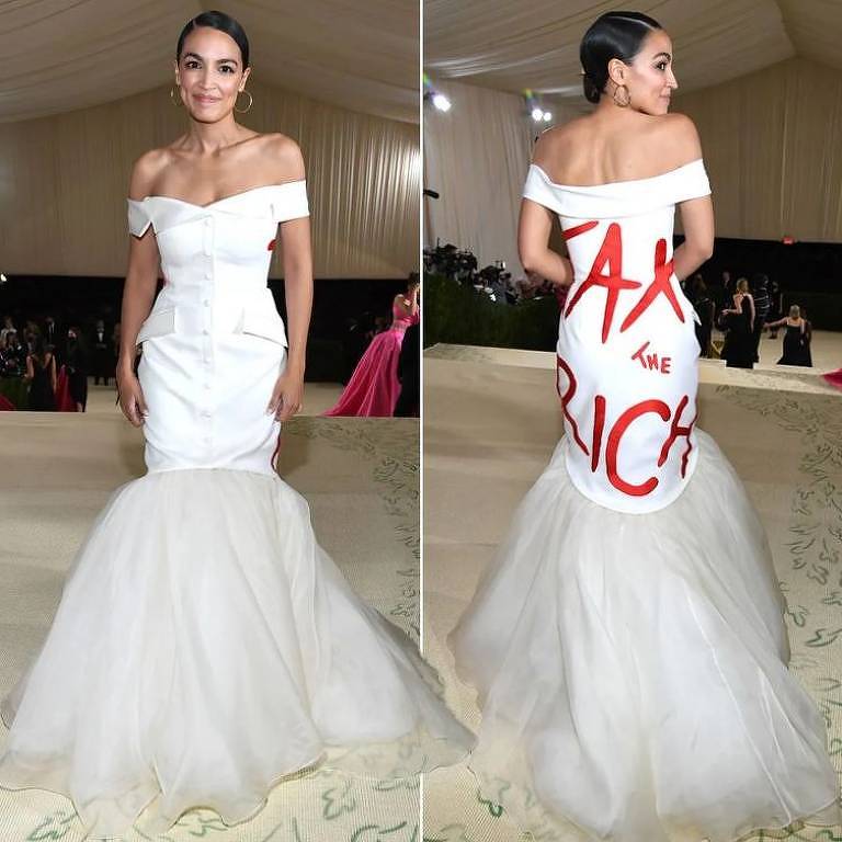 Alexandria Ocasio-Cortez, com vestido da estilista negra Aurora James estampado com a frase "taxe os ricos" 