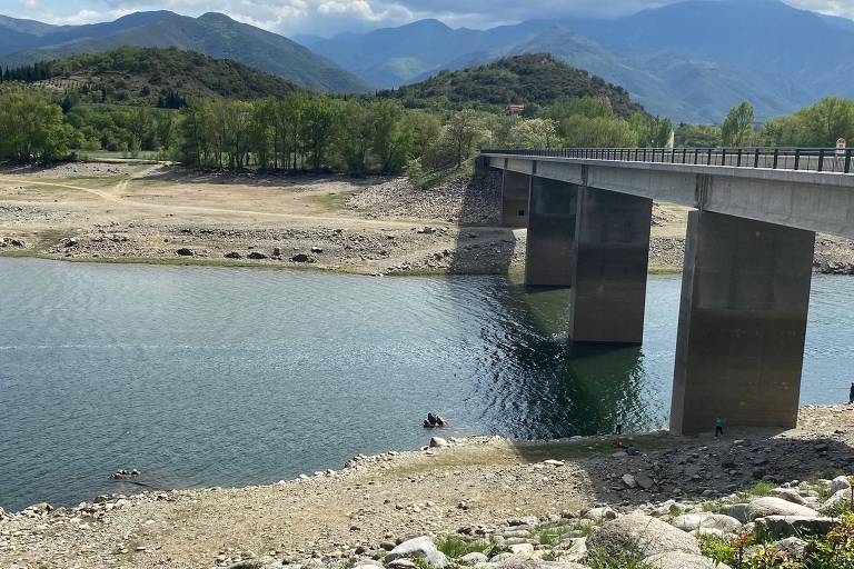 Ponte sobre a represa de Vinça, que abastece parte da região dos Pirineus Orientais, na França, apresenta a marca do nível regular de água, evidenciando a seca histórica que a região enfrenta em 2023