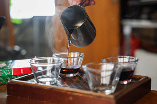 Café coado e preparado em copos de degustação no Coffee Lab