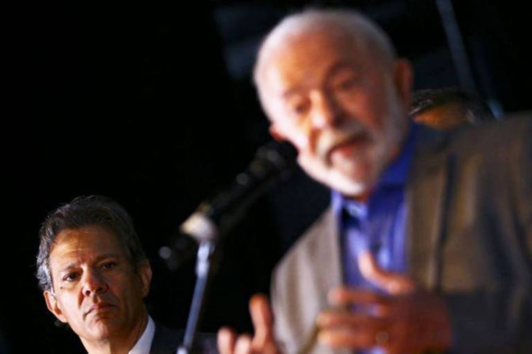 Lula discursa sob o olhar de Fernando Haddad