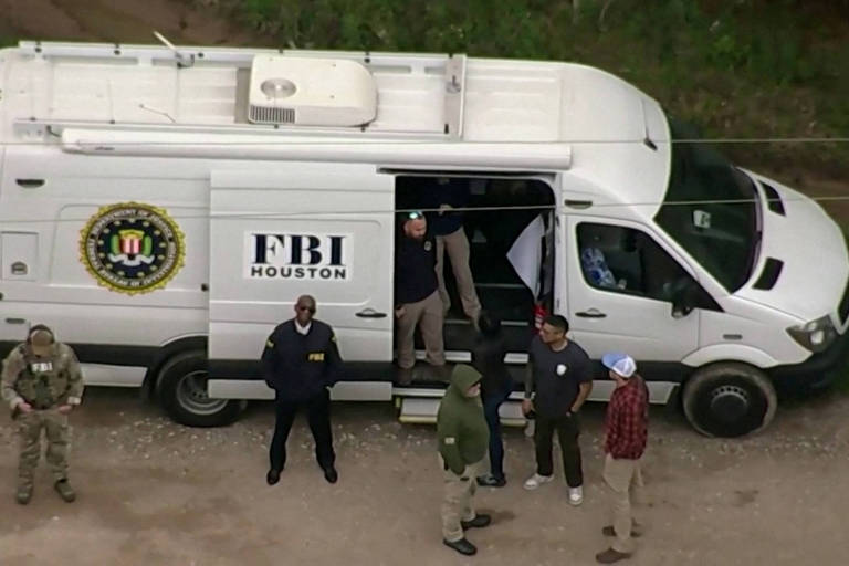 Agentes do FBI durante buscas por suspeito de matar cinco vizinhos no interior do Texas