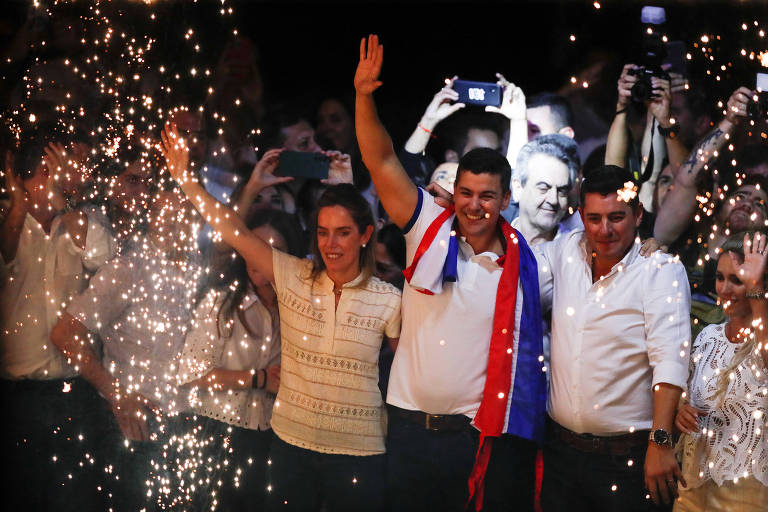 Santiago Peña, 44, comemora o resultado das eleições ao lado da esposa e do presidente do Partido Colorado 