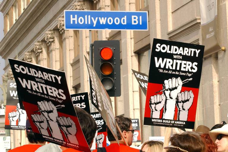 Cartazes pedem solidariedade à paralisação de roteiristas 