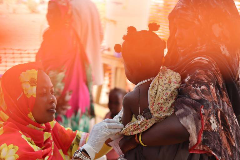Profissional da saúde atende refugiados sudaneses no Chade