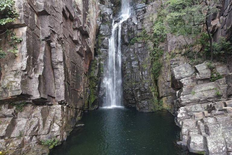 A foto mostra a cachoeira Véu da Noiva, uma das mais famosas da Serra do Cipó, em Minas Gerais.