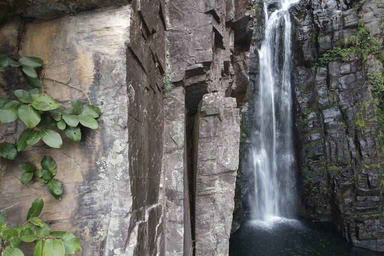 A foto mostra em detalhe fenda identificada em paredão da cachoeira Véu da Noiva, na Serra do Cipó, em Minas Gerais.