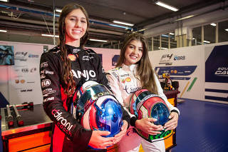 Retrato das   pilotas Rafaela Ferreira, 18 (macacao preto) e Cecilia Rabelo,15, nos boxes do autodromo de Interlagos antes da largada da Formula 4 no final de semana de estreia para as duas