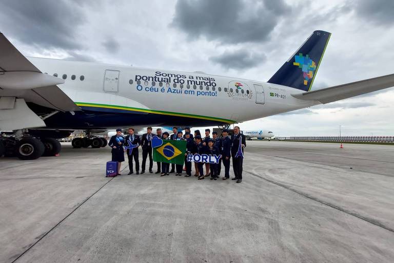 Funcionários da Azul inauguram voo
