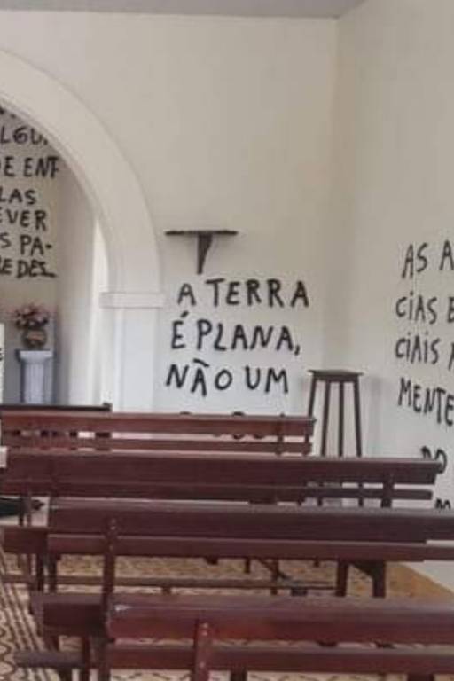 Um vândalo terraplanista invadiu a capela Nossa Senhora da Piedade, em Araras (SP), na madrugada de sábado (29), quebrou imagens de santos e pichou as paredes com frases afirmando que a Terra é plana