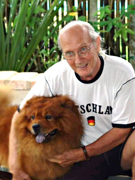 O engenheiro Jürgen Düssel, que morreu no último dia 24, em Ilhabela (SP), ao lado do cão Moritz
