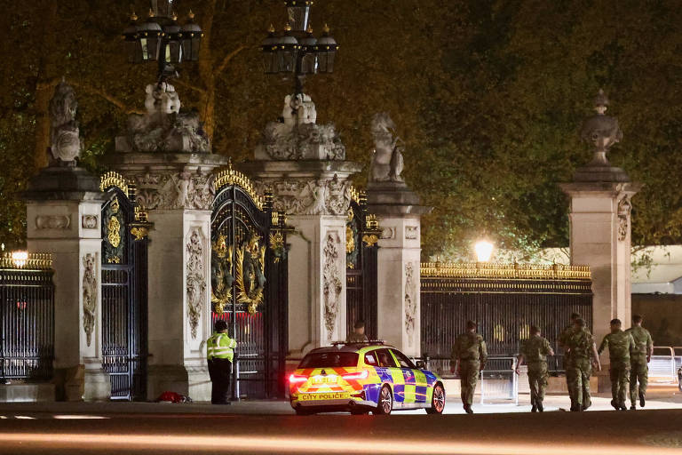 Polícia de Londres explode bolsa suspeita do lado de fora do Palácio de Buckingham