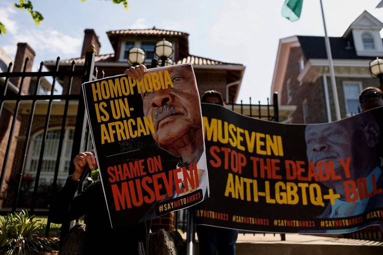 Manifestantes protestam contra lei anti-LGBTQIA+ de Uganda do lado de fora da embaixada do país nos Estados Unidos, em abril