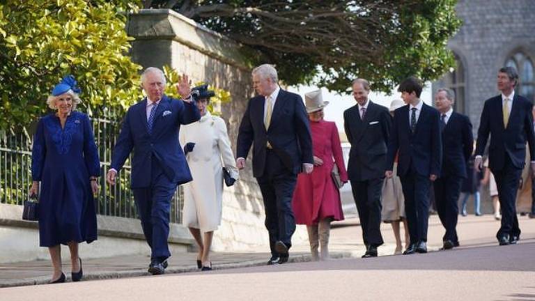 Membros da família real a caminho de um evento de Páscoa no Castelo de Windsor