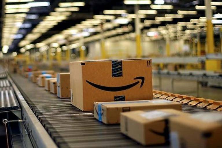 Pacotes com logo da Amazon estão em esteira de centro de distribuição
