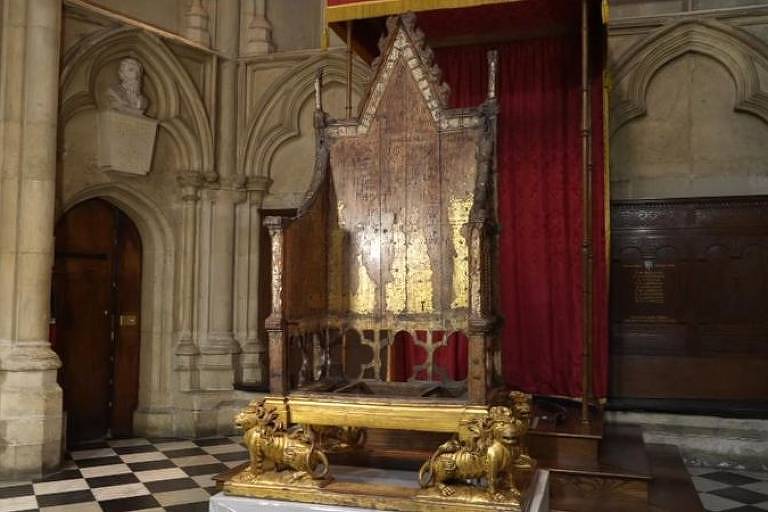 Assim como seus predecessores, o rei Charles sentará na cadeira de coroação na Abadia de Westminster