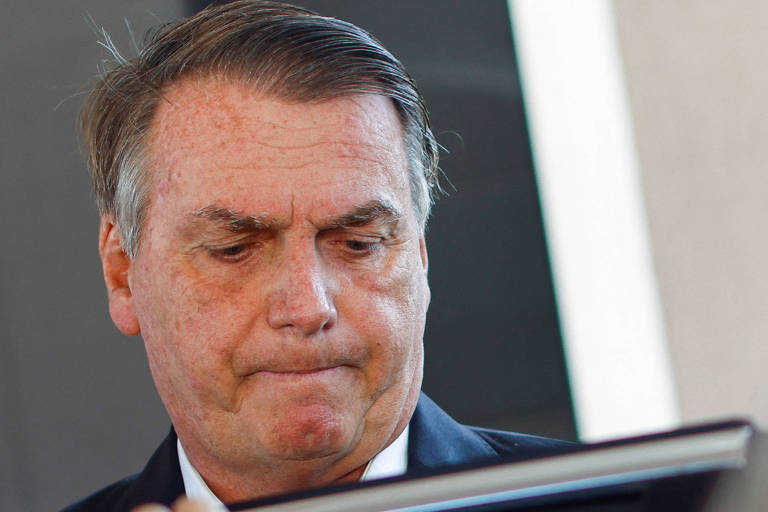 O ex-presidente Bolsonaro deixa sua casa em Brasília em meio a busca e apreesão acerca de suposta fraude vacinal