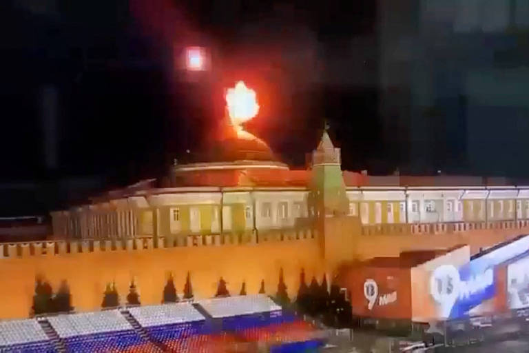 Cena de vídeo mostra explosão próxima ao domo do prédio do Senado, no Kremlin, em Moscou, no que a Rússia afirma ter sido uma tentativa de ataque com drone da Ucrânia