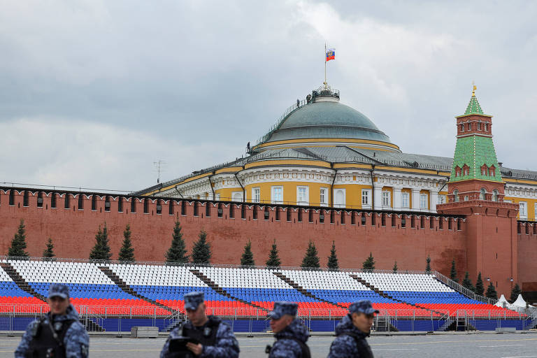 Agentes fazem ronda na Praça Vermelha, com a cúpula do Senado russo, no Kremlin, ao fundo, em Moscou