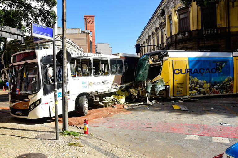 Imagem colorida mostra batida entre um ônibus e um trem do VLT no centro do Rio