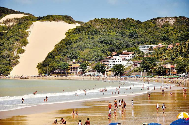 Praia de Ponta Negra, onde fica o morro do Careca, é um dos cartões-postais de Natal, com várias lojas e hotéis
