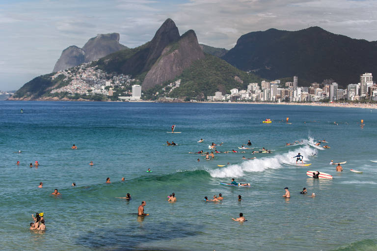 Um das mais famosas do Brasil, a praia do Arpoador, no Rio de Janeiro, oferece um ótimo banho de mar e um pôr do sol com uma linda vista do morro Dois Irmãos e da Pedra da Gávea