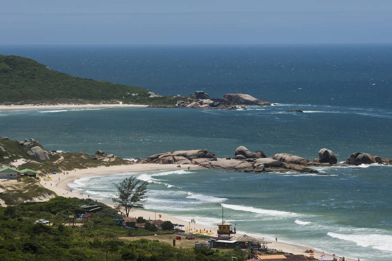 Praia Mole, em Florianópolis, reúne o melhor dos dois pólos da ilha e ainda oferece um mirante sobre as pedras e uma trilha agradável até a praia nudista da Galheta