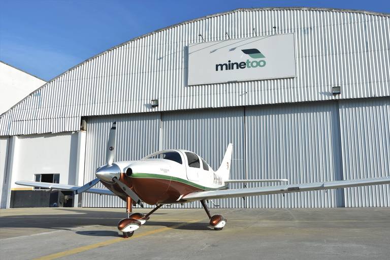 Aeronave disponível para viagens perto de hangar da Minetoo
