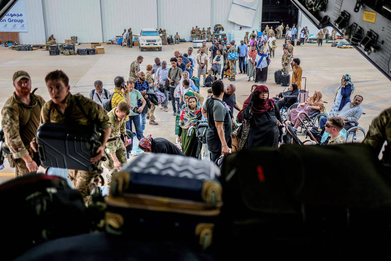 Pessoas embarcam em aeronave durante resgate de britânicos do Sudão