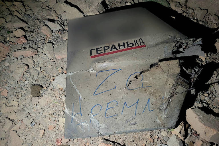 Destroços de drone suicida derrubado por Exército ucraniano durante ataque a Odessa traz inscrição 'pelo Kremlin'