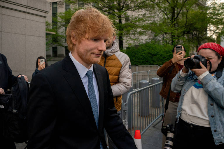 O cantor Ed Sheeran saindo do Tribunal de Manhattan, nos Estados Unidos