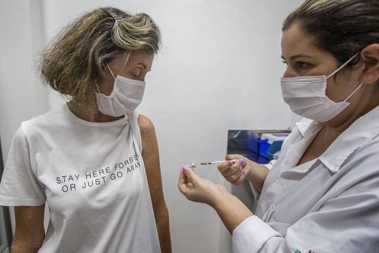 Primeiro dia de vacinação bivalente para maiores de 50 anos de idade em Sao Paulo. Na foto, Ana Cristina Martins, 65, é vacinada