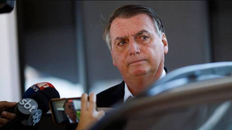 O ex-presidente Jair Bolsonaro, olhando de lado, reiterou que não se vacinou contra a Covid-19