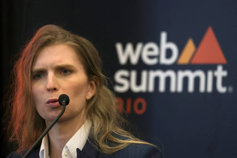 Vigilância das plataformas é maior do que a de governos, diz Chelsea Manning