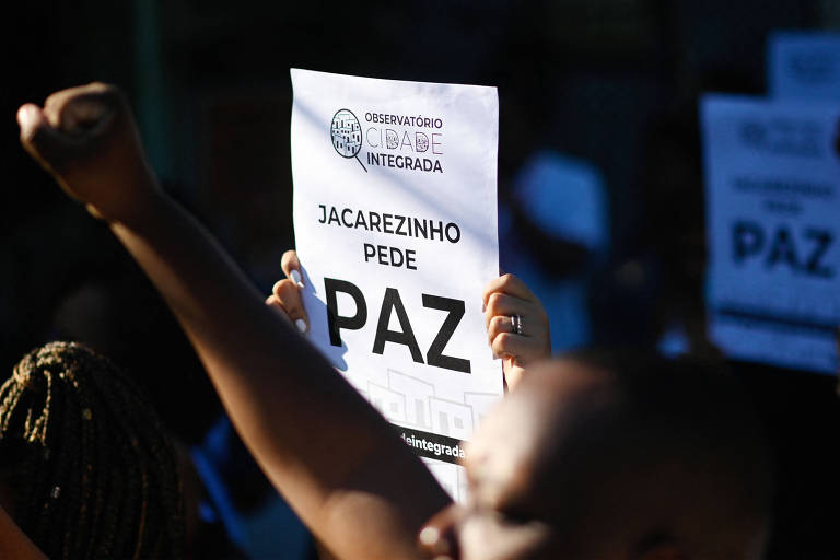 Manifestante levanta cartaz que diz: "Jacarezinho pede paz"