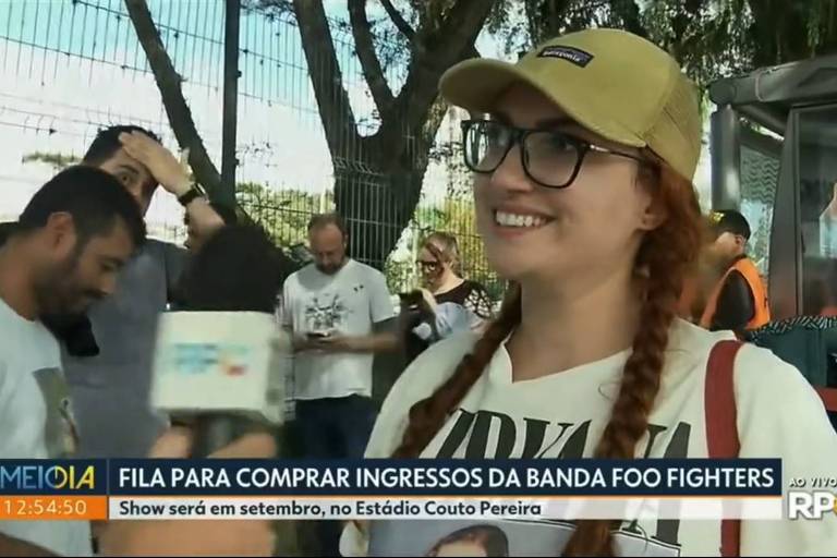 'Bolsonaro preso': fã de Foo Fighters surpreende repórter ao vivo na Globo