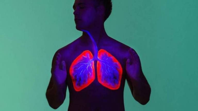 Ilustração da sombra de uma pessoa com os pulmões em destaque