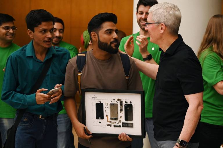 CEO da Apple, Tim Cook conversa com fã da companhia em inauguração de loja em Nova Délhi, em abril