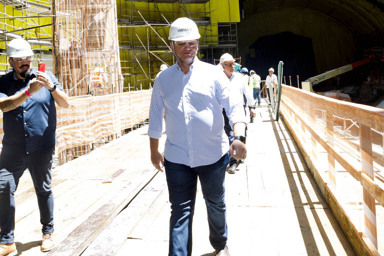 Governador Tarcísio de Freitas (Republicanos) durante visita a obras da linha 6-Laranja do Metrô