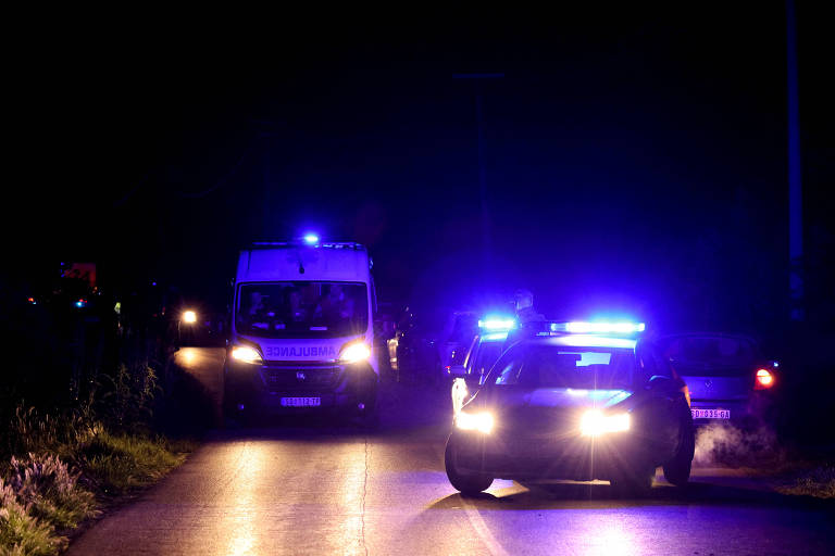 Ambulância e viaturas em local de ataque a tiros na região de Malo Orasje, na Sérvia