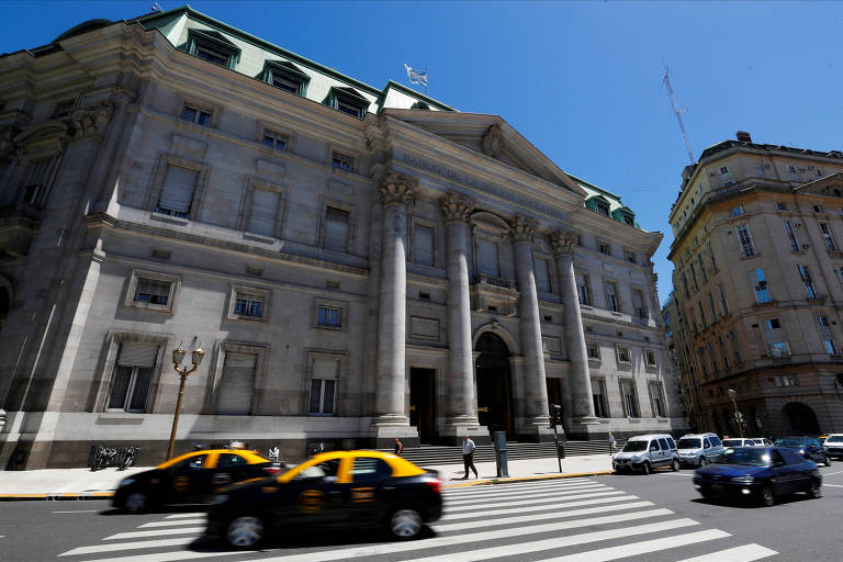 Argentina busca apoio dos EUA e do Brasil para apressar desembolsos do FMI, diz agência