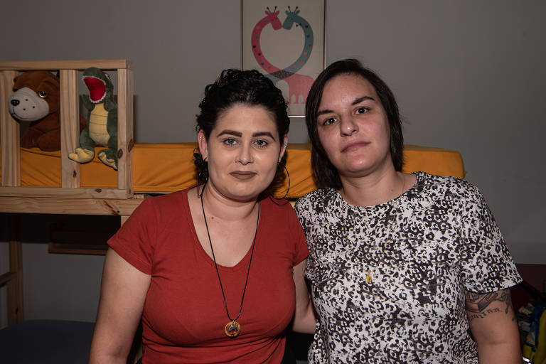 Samira (de blusa vermelha) e Carina são mães de Enzo Marchesini Barbosa, uma das quatro vítimas do ataque à creche em Blumenau (SC), que completa um mês nesta sexta-feira (5)