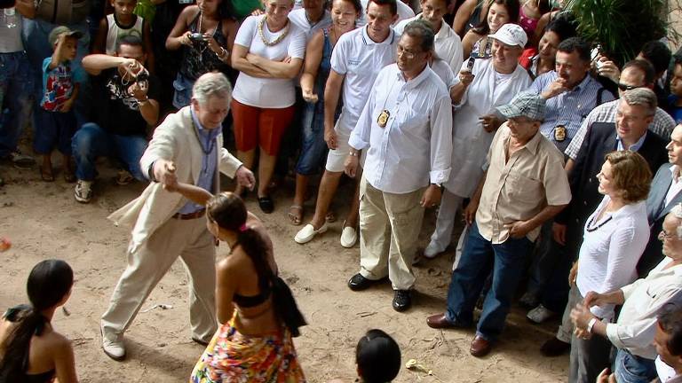Rei Charles 3º, ainda príncipe, dançou carimbó e passeou de barco em 2009 no Brasil