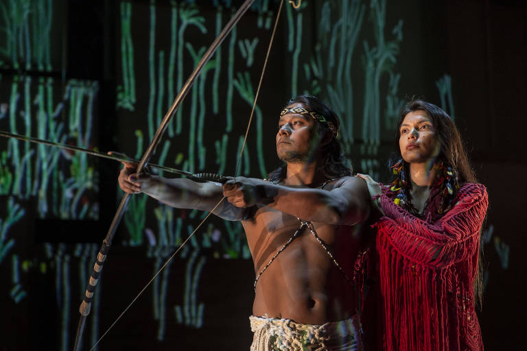 O ator David Vera Popygua Ju, o Peri, e a atriz Zahy Tenthehar Guajajara, a Ceci, durante ensaio da nova montagem da ópera 'O Guarani', de Carlos Gomes, no Theatro Municipal