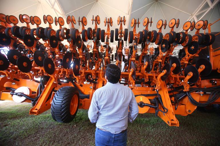 Produtor rural observa máquina agrícola exposta na Agrishow, que termina nesta sexta em Ribeirão Preto