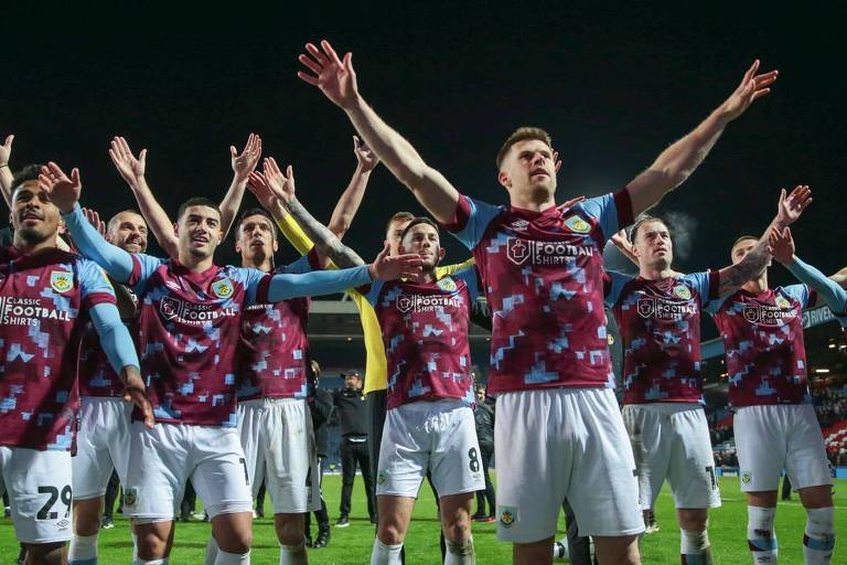 Jogadorfes do Burnley comemoram o acesso à Primeira Divisão após vitória sobre o Blackburn