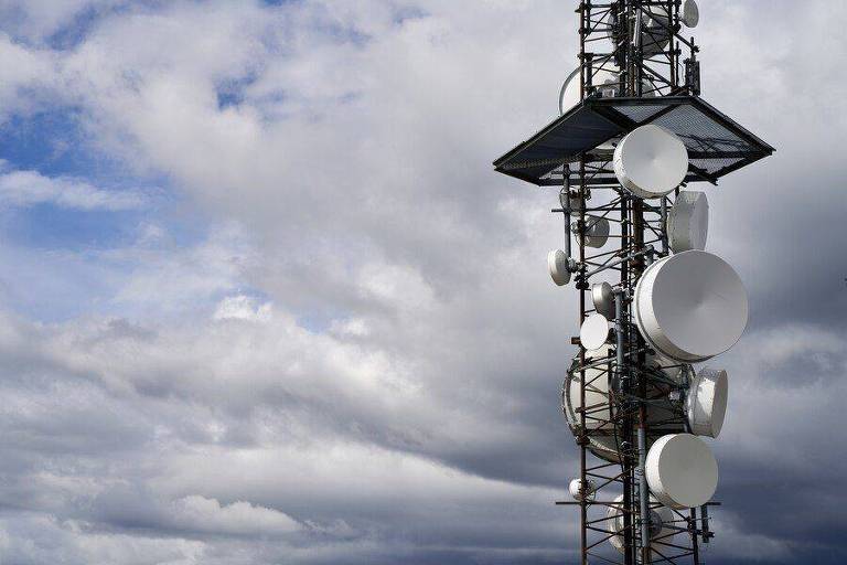 Antenas de telefonia celular que operam na frequência de 700 MHz são utilizadas pela ConectarAgro para deslanchar a conexão na zona rural