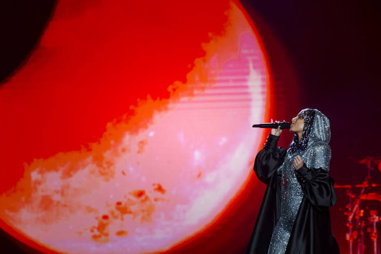 Alicia Keys faz batalha com os próprios hits e canta com Iza em show em São Paulo