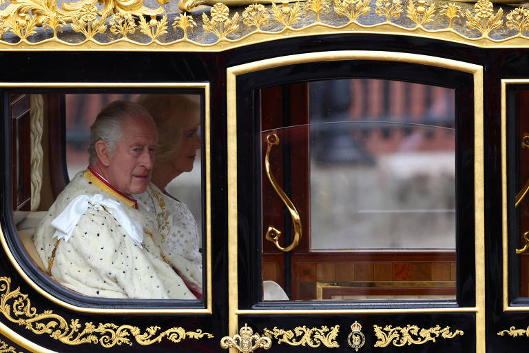  Rei Charles 3º e rainha consorte Camilla deixam o Palácio de Buckingham em carruagem