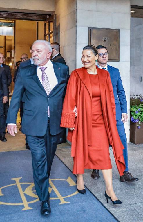 Lula e Janja deixam hotel em Londres a caminho da cerimônia de coroação